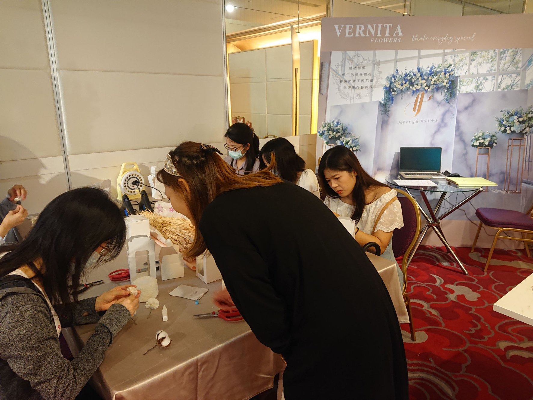 🍰 Wedding Expo: Crafting Handmade Cake Flowers Workshop | Ching Hung's Portfolio | Gengen