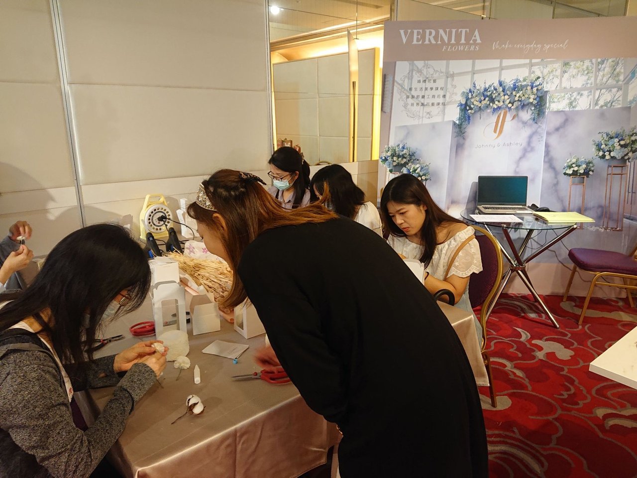🍰 Wedding Expo: Crafting Handmade Cake Flowers Workshop | Ching Hung's Portfolio | Gengen